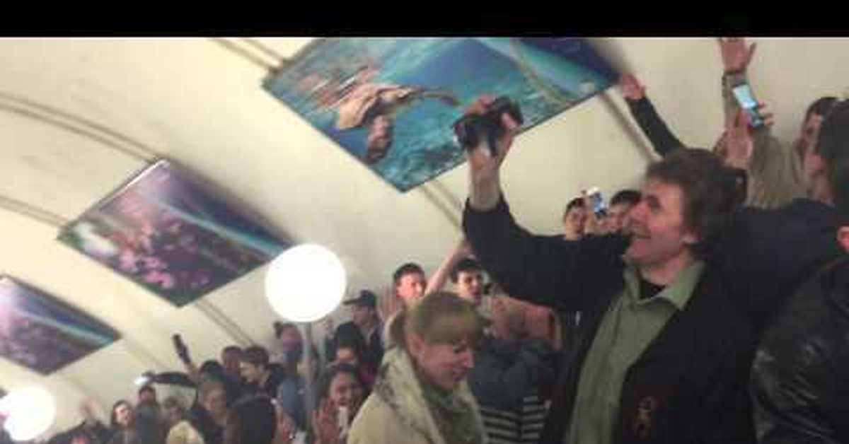 День победы метро. 3 Мая парк Победы метро. Флешмоб поют Певцы незаметно в метро видео.