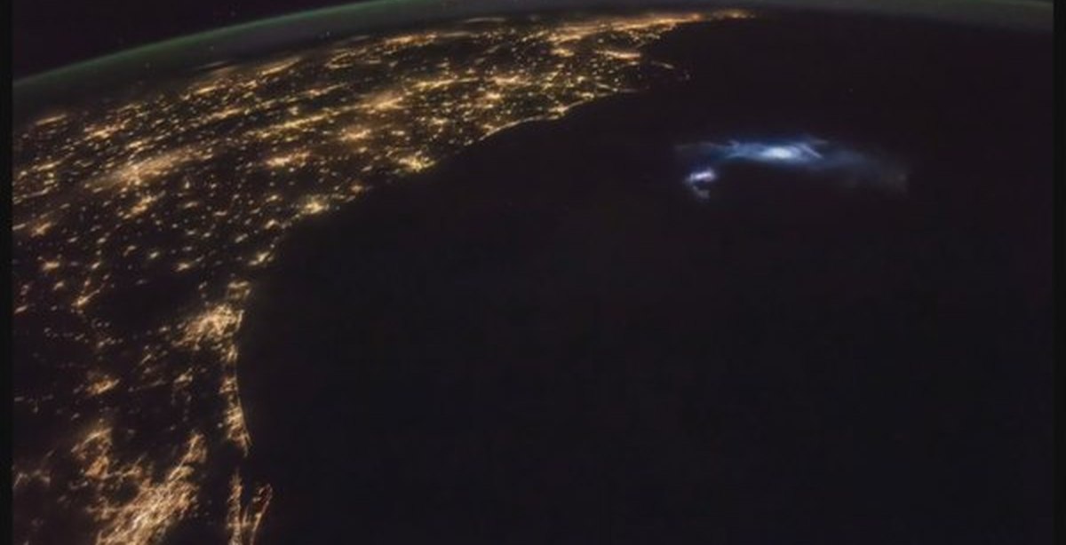 Enclose space atmosfere testing. мкс молния. мкс молния. гроза из космоса. джеты молнии.