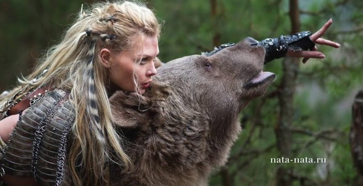 Видео rus. Кристина Буяна. Медведь и русская женщина воин. Женщина воин на медведе. Девушка воин и медведь.