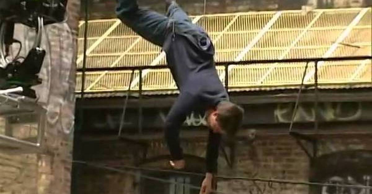 Как делать трюки в человек паук. Трюки человека паука. Трюки супергероев. Человек паук паркур. Паркур человек паук в реальной жизни.