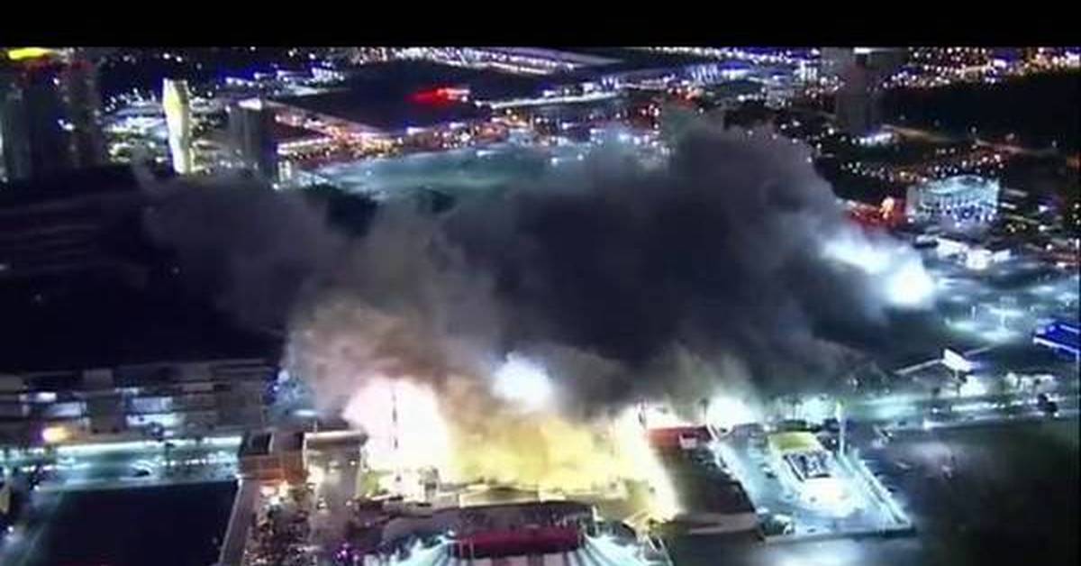 Взрыв в вегасе. Отель в Лас Вегасе снесенный в 1995. Взрывы зданий в Лас Вегасе. Снос казино в Лас Вегасе.