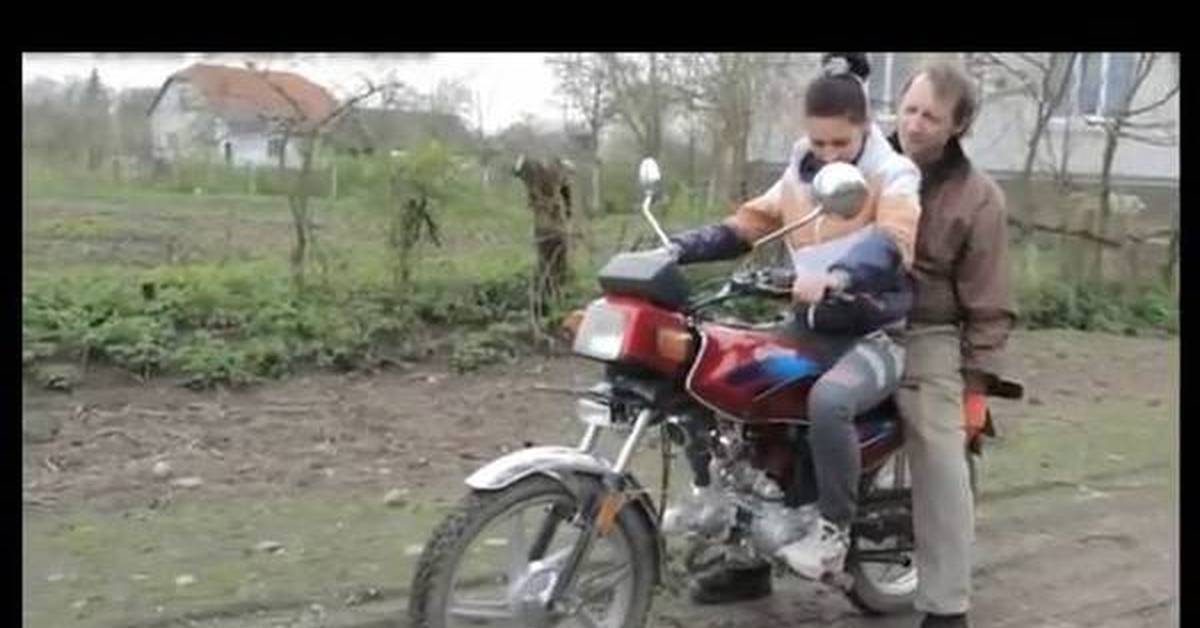 Отец учит дочь кататься на мотоцикле | Пикабу