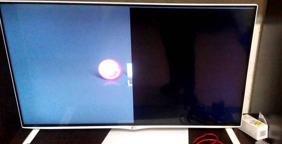 Не открывается экран телевизора. ЖК самсунг вертикальная полоса. LG плазма горизонтальная полоса. Телевизор LG плазма черное пятно. Полосы на экране телевизора LG.