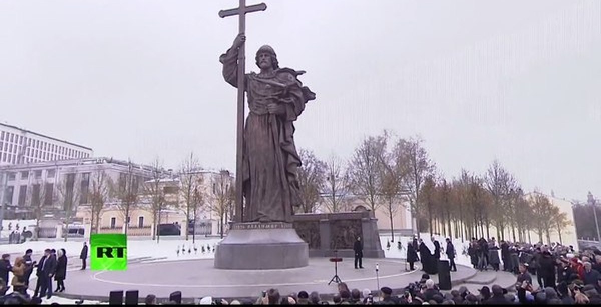 Памятники видео. Памятник Владимиру великому (Киев). Памятник Владимиру великому (Москва). Памятник князю Владимиру в Киеве. Памятник князю Владимиру в Москве.