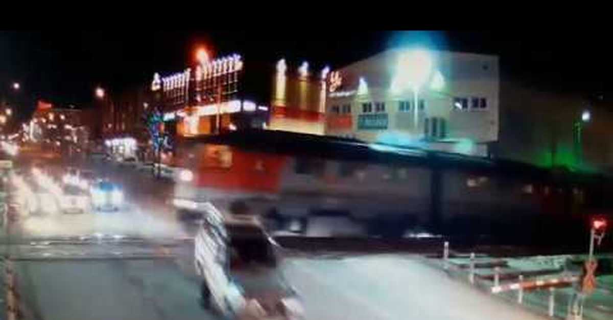 Тронется еще чуть чуть и поезд. Тронется еще чуть чуть и поезд