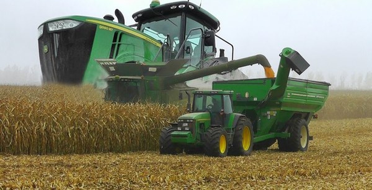 Хозяйства видео. Комбайн John Deere 7800. Комбайна Джон Дир большой. John Deere 8410 RT. John Deere комбайн кукурузный.