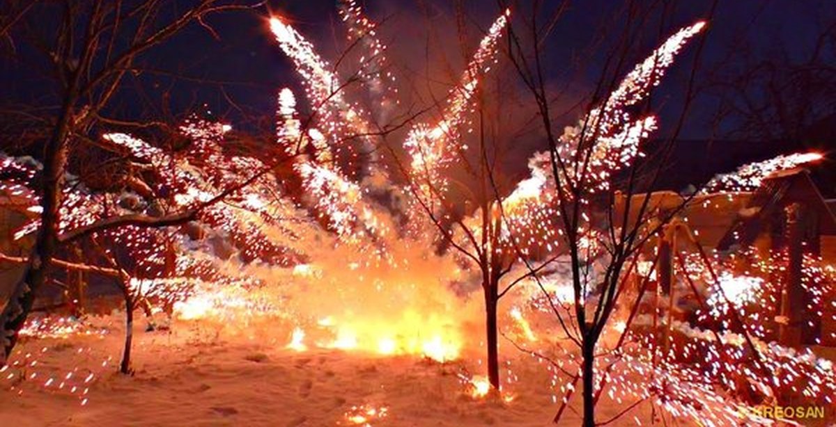 что взрывают на новый год. петарды взрывают на новый год. фейерверк. взрыв салюта. что взрывают на новый год.