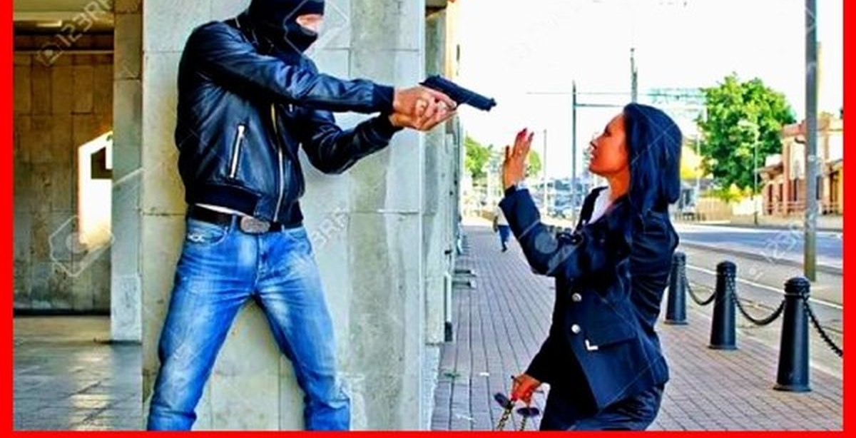 Девушке угрожают пистолетом. Девушка с пистолетом на улице. Бандиты на улице. Бандит с пистолетом. Бандитские девушки.