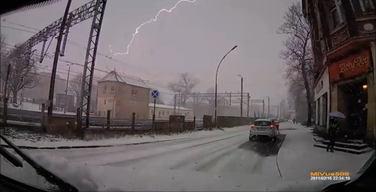 Молния во время снегопада