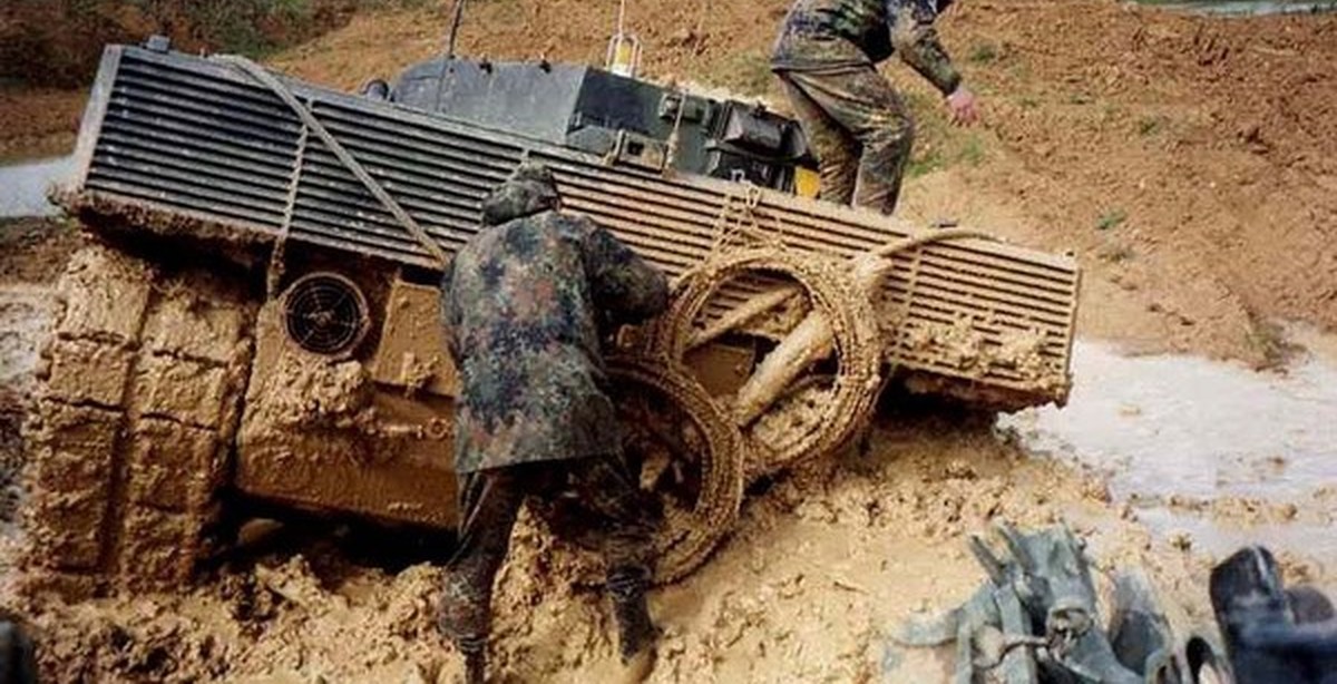 Танк утонул. Танк Leopard увяз в грязи. Танк Абрамс в грязи. Военная техника в грязи. Танк леопард в грязи.