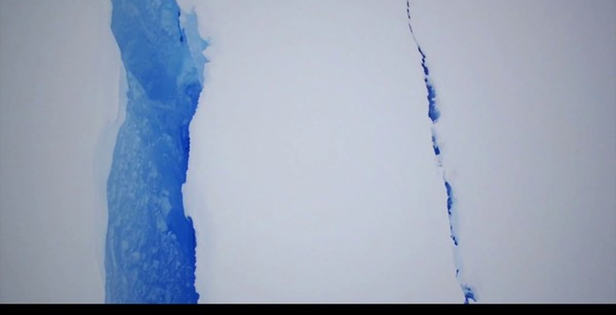 Видео трещина. Гигантская трещина в Антарктиде. Трещины в леднике. Трещины во льду Антарктиды. Ледяной разлом.