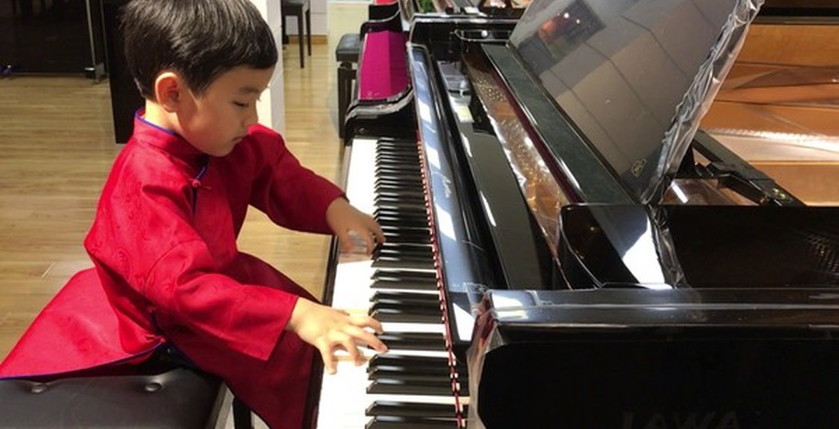 Мальчики виртуозы. Маленький пианист. Мальчик пианист. Талантливые дети музыканты. Китайский ребенок играет на фортепиано.