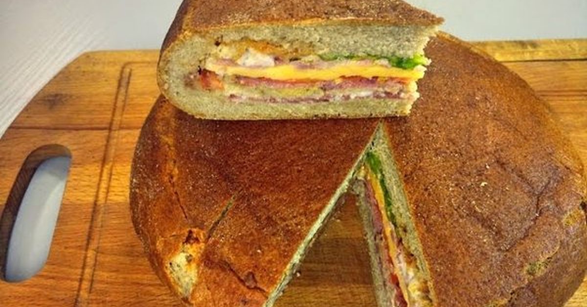 Круглый сэндвич. Хлеб для сэндвичей. Хлеб булка для сэндвича. Сэндвич из круглого хлеба. Бутерброд из батона.