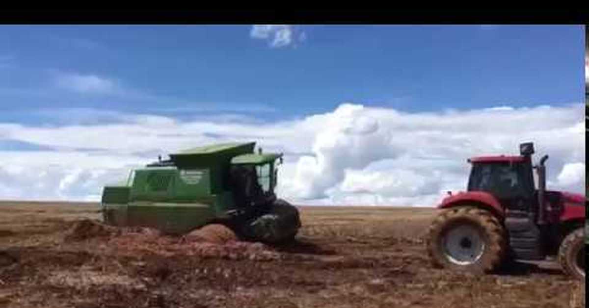 Сельские трактористы видео. Джон Дир комбайн 785 в грязи. Африка,трактор. Комбайн застрял. Трактор прикол.
