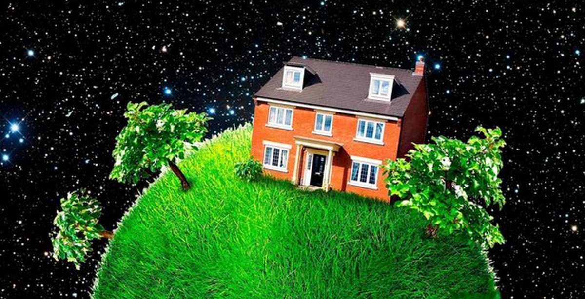 Включи земля дом. Дом в космосе. Трава у дома. Зелёная трава у дома. Земля трава у дома.