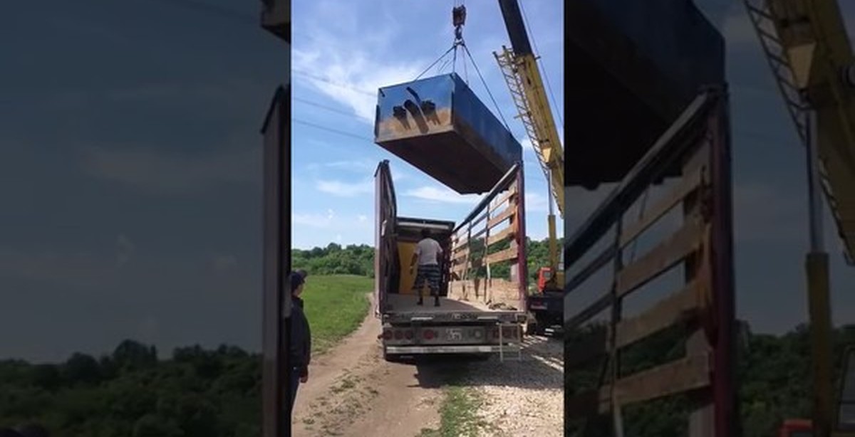 Груз падает. Падение груза с крана. Обрыв груза крана. Упал груз с крана. Обрыв каната на башенном кране.