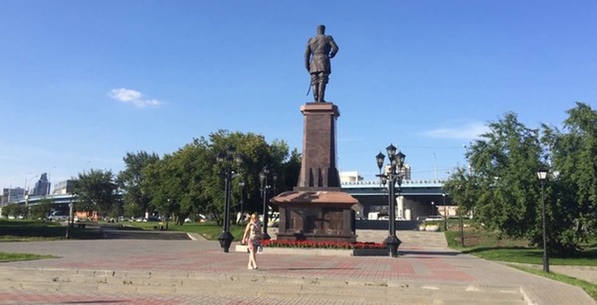 Памятник александру новосибирск. Памятник Александру 3 в Новосибирске. Памятник императору Александру 3 в Новосибирске. Памятник на набережной в Новосибирске.