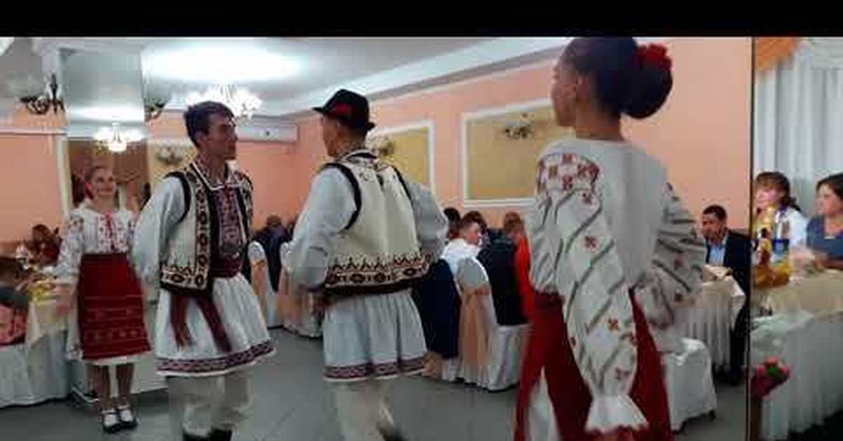 Молдавские веселые песни. Кынтече молдовенешть популаре. Румыны и молдаване. Танцы на молдавской свадьбе. Ансамбль молдавский на свадьбу.