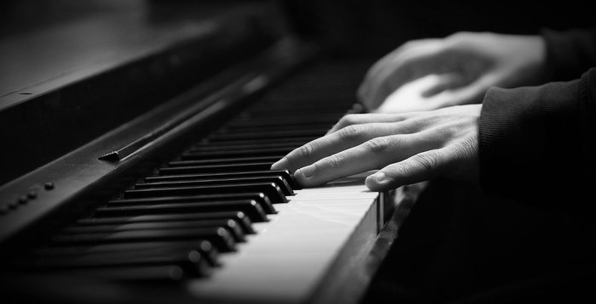 Печальная музыка. Грустное пианино. Пианино грусть. Грустный пианист. Печальное фортепиано.