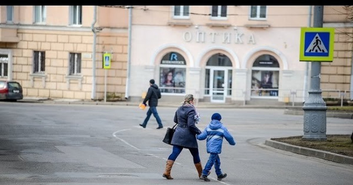 Вне пешеходного перехода. Пешеход перебегает дорогу. Пешеход на проезжей части. Дети перебегают дорогу в неположенном месте. Пешеход переходит дорогу в неположенном месте.