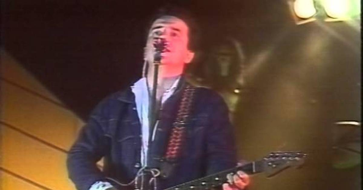 с гитарой на балконе. в твоем парадном темно слушать. чайф в твоем парадном темно. ру. в твоем парадном темно слушать.