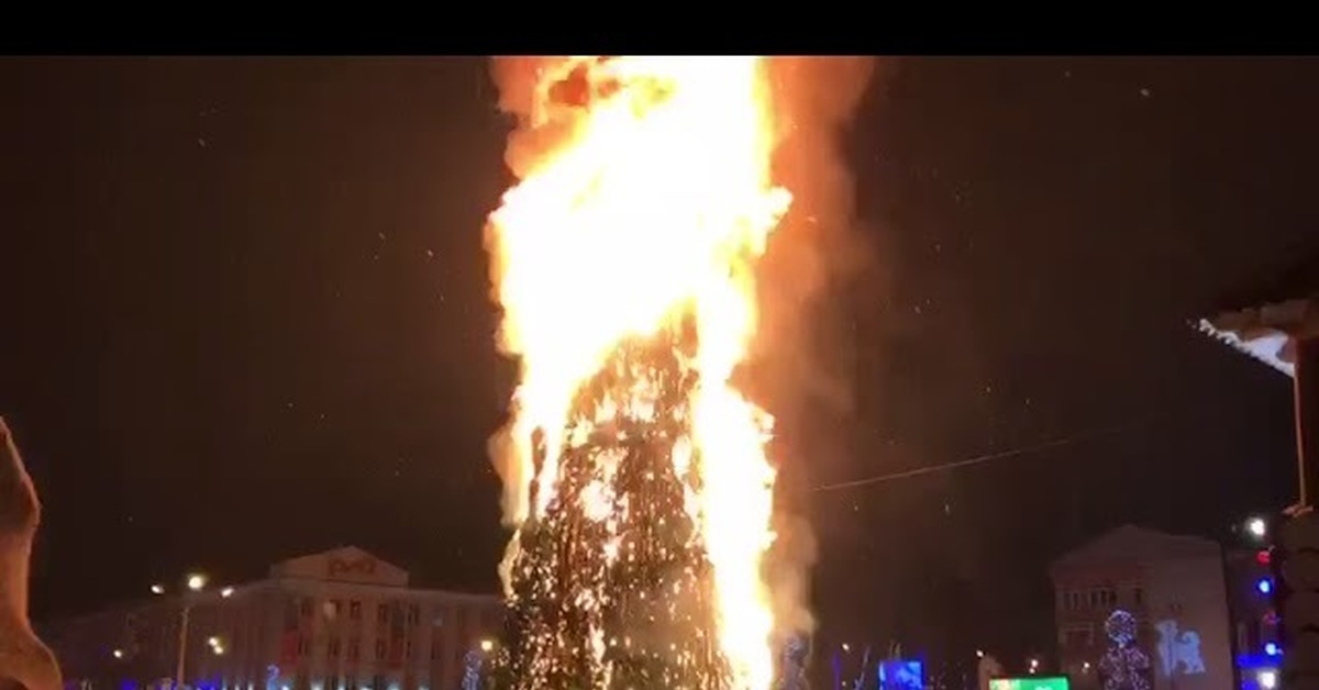 Раз елочка гори. Раз два три ёлочка гори Южно Сахалинск. Елочка горит. 1 2 3 Елочка гори. Сгорела елка в Норильске.