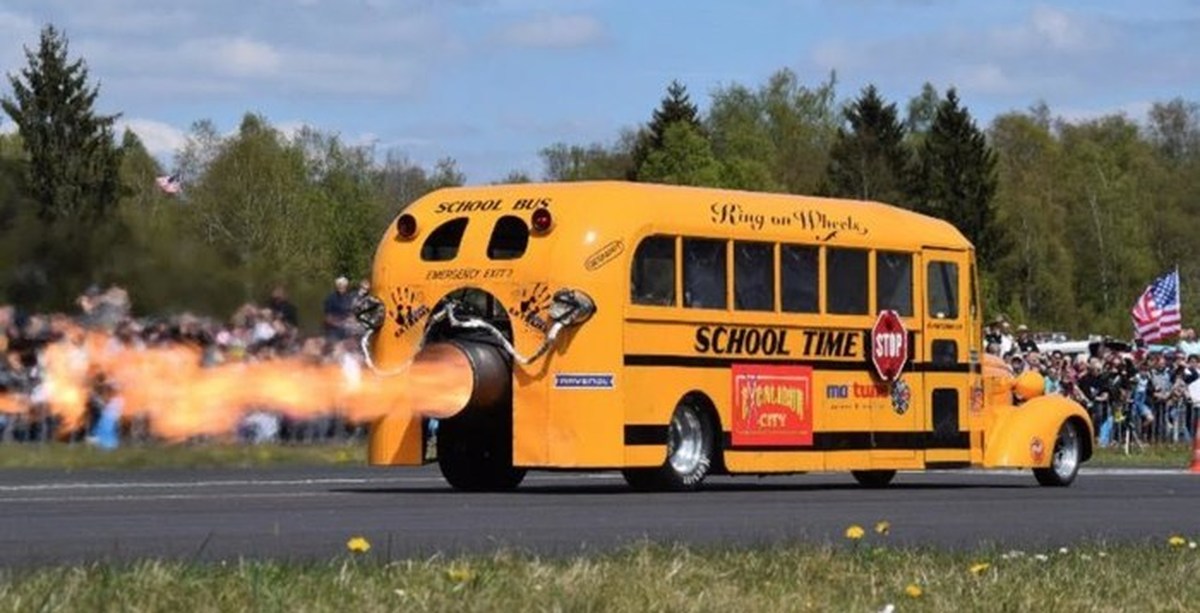 Автобус с339. Гоночный автобус. Школьный автобус с реактивным двигателем. Гонки на автобусах. Самый быстрый автобус.