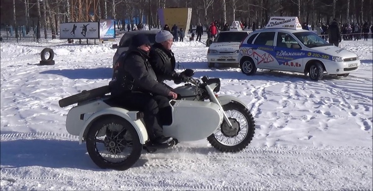 Кольцевые гонки на мотоциклах с коляской