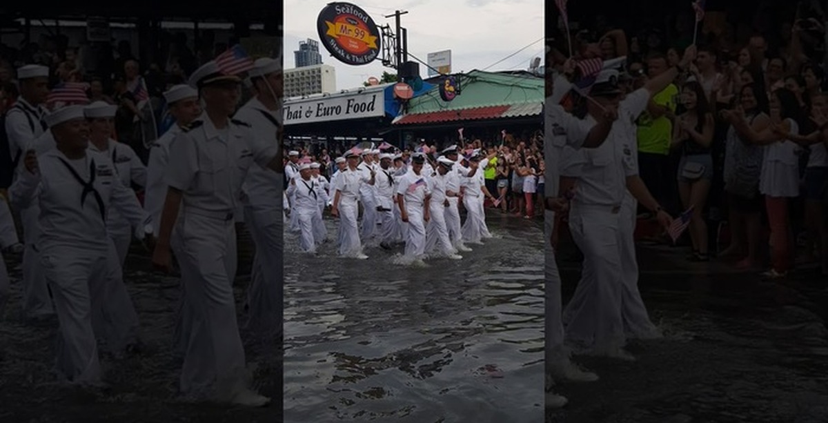 Видео парад в тайланде. Русские моряки на параде в Таиланде. Российские военные на параде в Тайланде. Российские моряки на параде в Тайланде видео. Парад в Тайланде с участием русских моряков после дождя.