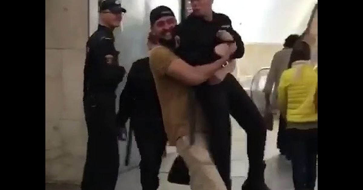 Украдена форма. Дагестанец обнял полицейского. Полицейский обнимает прохожего. Люди обнимаются с полицией.