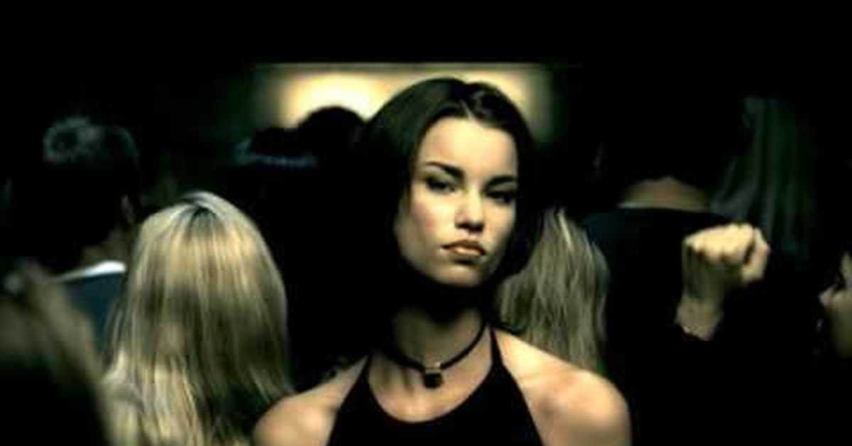 Песня how you remind me. Nickelback how you remind me клип. Музыкальные клипы 2000. Девушка из клипа Nickelback how. Клип из 2000 с девушками.